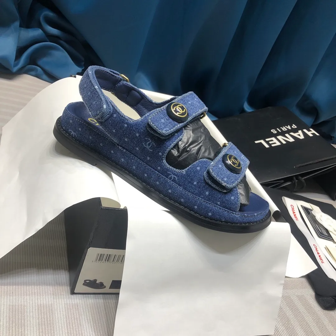 👟👟Ex-factory price 480👟👟Chanel 2020ss new Velcro sandals, top counter quality (welcome🆚comparison)💪 ⚠️As Chanel's classic shoe king, it is a hot item every summer. Once you start wearing sandals in summer, sports shoes will be relegated to the sidelines! Haha, the pattern will change a little every year, ⚠️2020 Chanel Spring and Summer New Season Double C Velcro Casual Sandals, 💯The upper adds more fashionable elements of Xiaoxiang, ⚠️Lingge electric embroidery. The upper is cowhide and the lining is sheepskin. It is comfortable and breathable to wear. It is very comfortable and versatile. ⚠️A very comfortable sandal for the feet! Size 35-40 (custom-made for 41)
